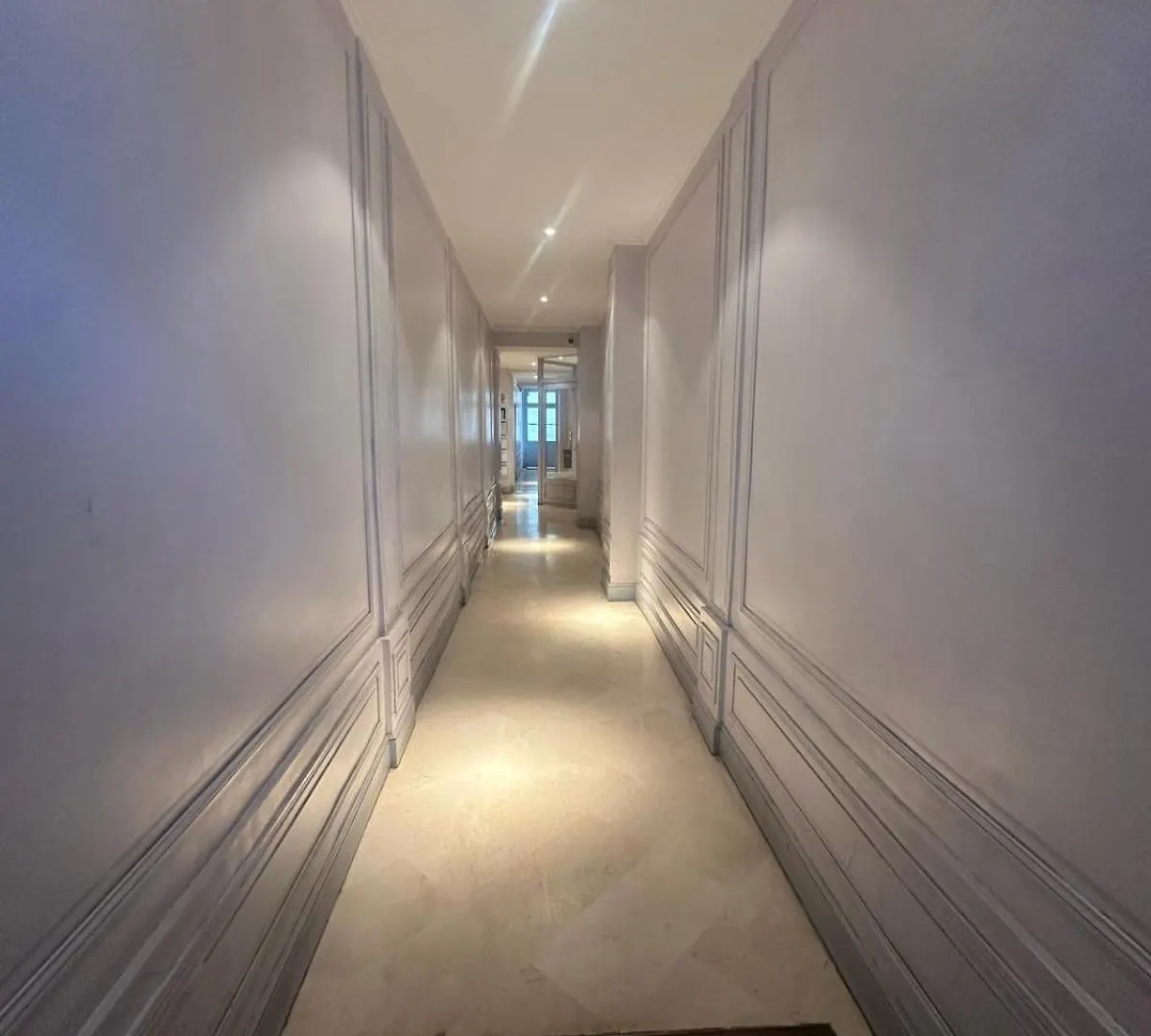Studio Champs Elysee Paris